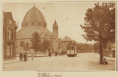 873175 Gezicht in de Adriaen van Ostadelaan te Utrecht, met links de St. Aloysiuskerk en centraal tramstel 75 (tramlijn 3).